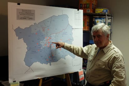 Tom Sullivan muestra el mapa del condado en el que es vicepresidente del Partido Demórcata.