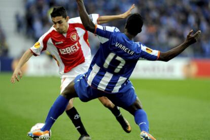 Varela y Navas luchan por el balón