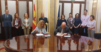 La presidenta del Congreso de los Diputados, Meritxell Batet (i), y el presidente de Confederación Española de Familias de Personas Sordas (Fiapas), José Luis Aedo, firman un convenio que favorece el acceso a la información a las personas sordas, este jueves.