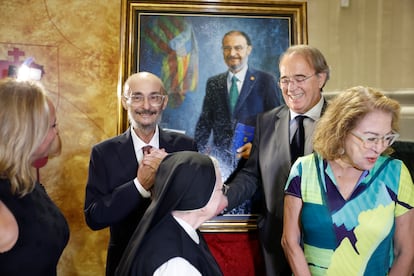 El expresidente del Gobierno de Aragón Javier Lambán, a la izquierda, durante el acto de entrega de su retrato realizado por la monja pintora Isabel Guerra, el pasado 10 de julio. 
