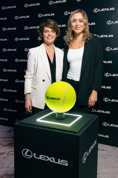 Mar Pieltain, directora de Lexus España, junto a la tenista Paula Badosa.
