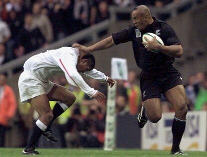 Sobre el campo, Jonah Lomu era implacable. Su 1.96 metros de altura y 120 kilogramos de peso lo hacían temible. En la fotografía, empuja al jugador de Inglaterra Jeremy Guscott durante un partido de la Copa del Mundo de Rugby de 1999