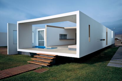 El diseño de esta vivienda situada en la costa de Perú (100 kilómetros al sur de Lima), obra del arquitecto peruano Javier Artadi (<a href="http://www.javierartadi.com" rel="nofollow" target="_blank">www.javierartadi.com</a>), genera y relaciona los espacios exteriores e interiores de la casa, así como los huecos para controlar la iluminación, aplicando muescas y cortes sobre el módulo base: dos cajas rectangulares blancas.