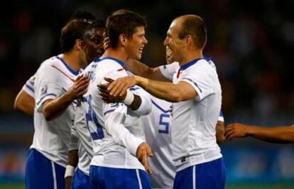 Robben felicita a Huntelaar tras el segundo gol de Holanda.