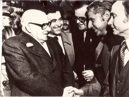 Recibimiento en la estación de Oviedo a José Maldonado (primero por la izquierda) en 1977.