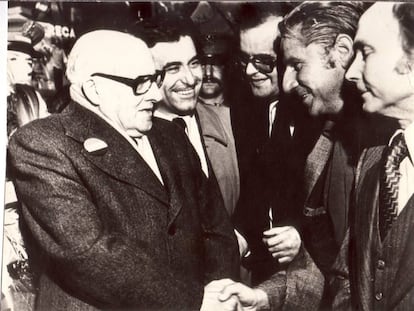 Recibimiento en la estación de Oviedo a José Maldonado (primero por la izquierda) en 1977.