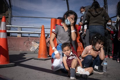 Vilma Iris Peraza with her children Erick and Adriana, from Honduras, at the Ciudad Juárez crossing on March 18.