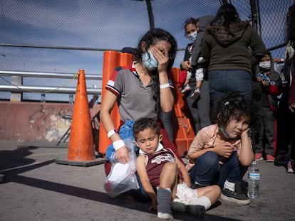 Vilma Iris Peraza with her children Erick and Adriana, from Honduras, at the Ciudad Juárez crossing on March 18.