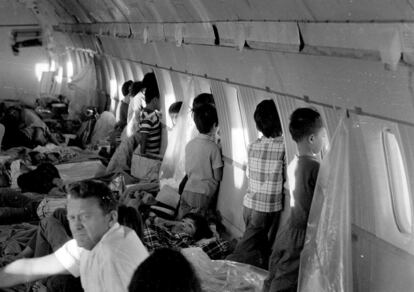 Órfãos a bordo do primeiro voo da Operação Babylift, que retirou 2.000 crianças de Saigon dias antes da vitória norte-vietnamita.