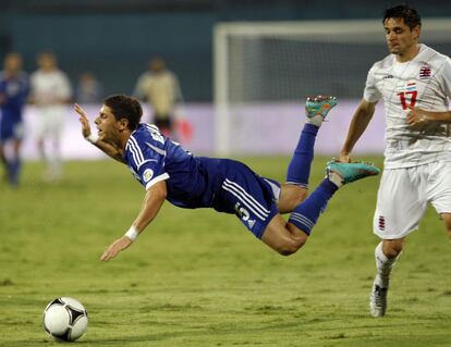 El jugador de Israel Maor Melicsohn es entrado en falta por el jugador de Luxemburgo Mario Mutsch