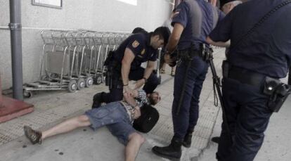 Miembros de la policía nacional detienen al fotógrafo, Rafael Estévez