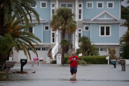 Mike Sellers camina por calles inundadas tras el paso del huracán 'Idalia' en Clearwater, Florida. 