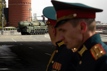 Dos militares rusos, frente a un misil intercontinental ruso, el 9 de mayo en Moscú.