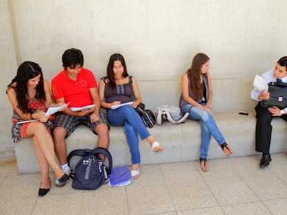 Un grupo de alumnos chilenos estudia para una prueba, en una imagen de archivo.