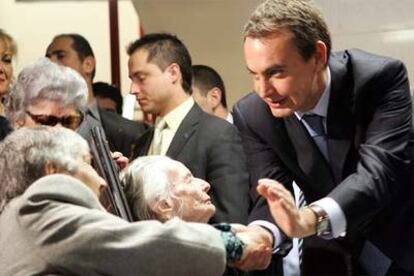 José Luis Rodríguez Zapatero, durante la visita a una residencia de ancianos en Sevilla.