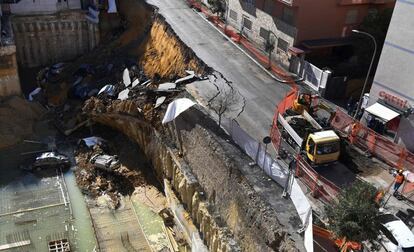 “Esto era un desastre que se veía venir”, declaró al periódico La Repubblica el abogado Giancarlo de Capraris, que en los últimos tres meses ha avisado sobre las grietas, tanto a la policía como a los bomberos.