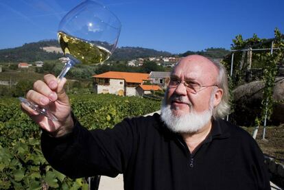 José Luis Cuerda, en su bodega de Leiro (Galicia), en noviembre de 2006.