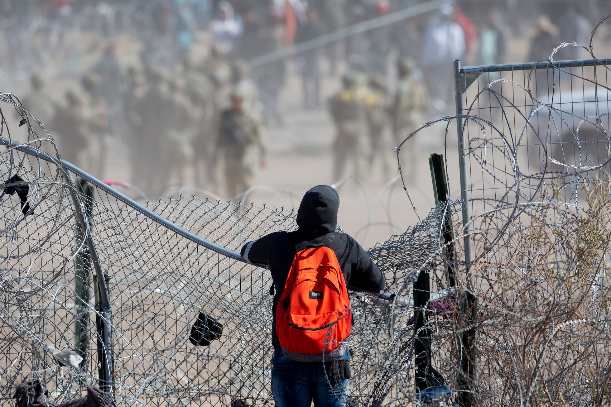 Cientos de migrantes desbordan a la Patrulla Fronteriza en el cruce de ...