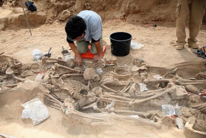 Miembros de la Asociación para la Recuperación de la Memoria Histórica trabajan en una de las fosas comunes en La Andaya, cerca del municipio burgalés de Lerma.