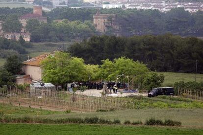 Momento del desalojo de la mas&iacute;a Can Piella, en Montcada i Reixac.