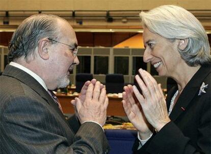 Pedro Solbes habla con la ministra de Economía de Francia, Christine Lagarde, durante un descanso del encuentro entre ministros de Economía y Finanzas de la Unión Europea