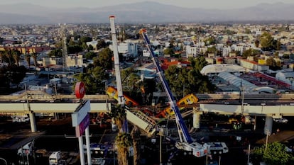 El tren de la línea 12 del metro tras el desplome en un tramo de sus vías elevadas, en mayo de 2021, en Ciudad de México.