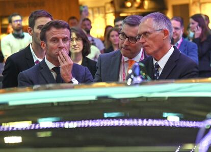 El presidente francés, Emmanuel Macron, y el consejero delegado de Stellantis, Carlos Tavares, en el Salón del Automóvil de París de 2022.