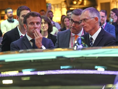 El presidente francés, Emmanuel Macron, y el consejero delegado de Stellantis, Carlos Tavares, en el Salón del Automóvil de París de 2022.