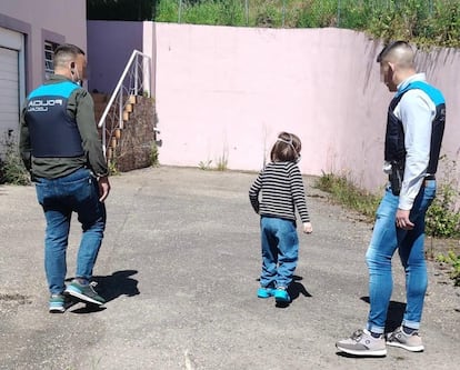 Uno de los niños encerrados desde 2021, en el patio de su casa. Fotos cedidas.