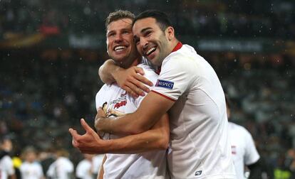 Krychowiak y Rami celebran el tercer gol del Sevilla.