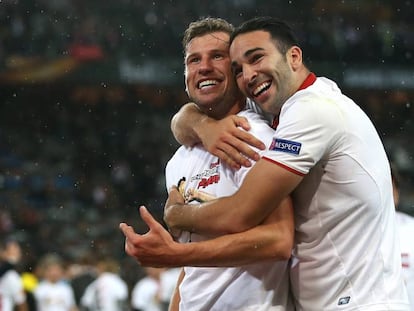 Krychowiak y Rami celebran el tercer gol del Sevilla.