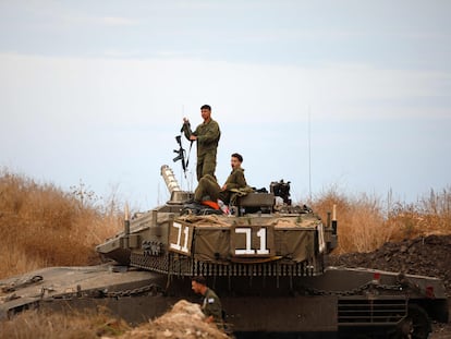 Soldados israelíes, en un tanque en la zona de Galilea, cerca de la frontera con Líbano, este lunes.