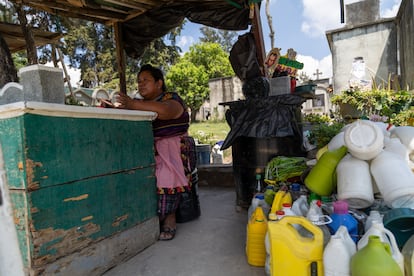 En la entrada al cementerio se ofrece servicio de agua para limpieza de lápidas.