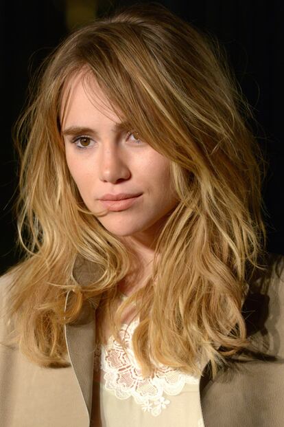 Suki Waterhouse cambió el rubio por el castaño hace unos meses. Ahora la modelo se apunta a los reflejos de aires infantiles.