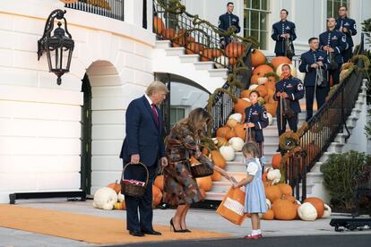 La escalera que da al jardin de la Casa Blanca se llenó de calabazas. Bajo ella, la pareja presidencial repartió tabletas de chocolate Hershey's, un clásico de Estados Unidos. Aunque no se disfrazaron (como sí hizo en alguna ocasión, por ejemplo, Michelle Obama), se vistieron a juego con los colores de la temporada. En concreto, Melania Trump llevó un abrigo en tonos naranjas y marrones de Michael Kors valorado en 6.300 euros y unos zapatos de tacón negro de Manolo Blahnik.