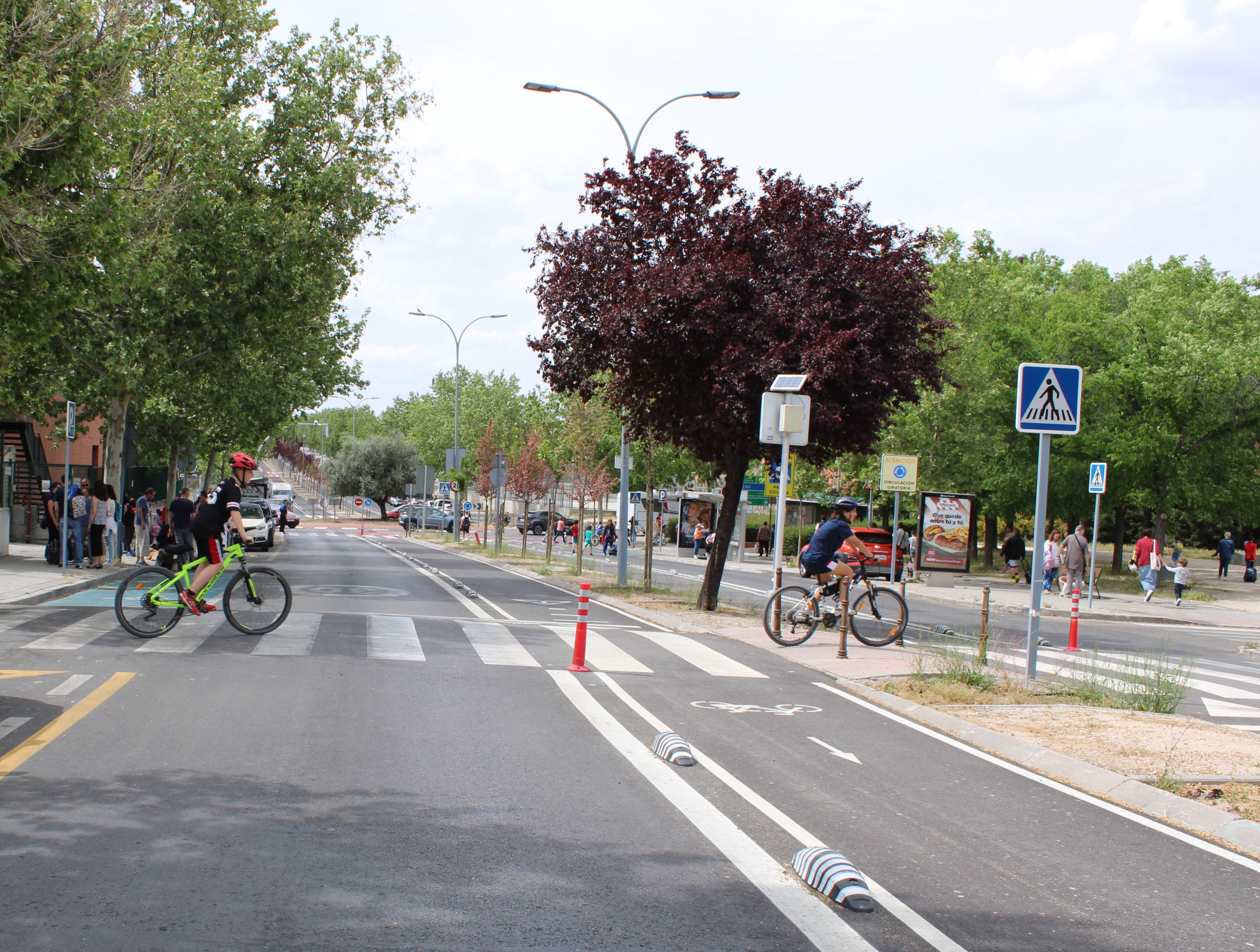 Dos alumnos del CEIP José Hierro, en Rivas-Vaciamadrid, regresan a casa, el pasado viernes, en bicicleta.