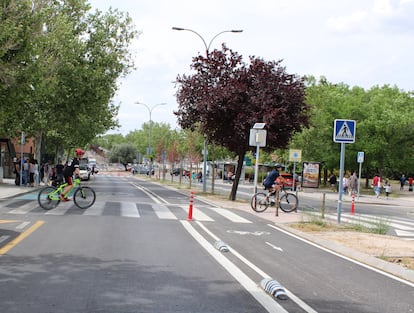 Dos alumnos del CEIP José Hierro, en Rivas-Vaciamadrid, regresan a casa, el pasado viernes, en bicicleta.