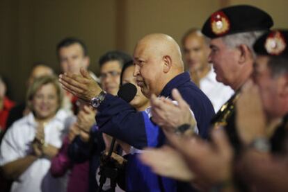 Hugo Chávez se dirige a sus simpatizantes a su llegada a Caracas.