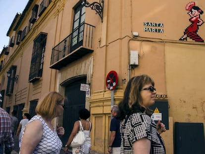 Mosaico de Invader colocado en el Palacio Episcopal de Málaga.