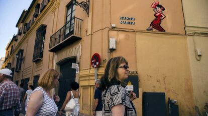 Mosaico de Invader colocado en el Palacio Episcopal de Málaga.