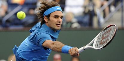 Roger Federer devuelve una bola a Rafa Nadal.