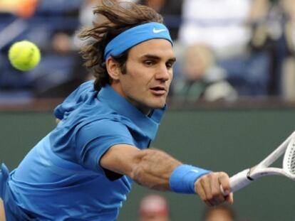 Roger Federer devuelve una bola a Rafa Nadal.