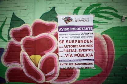 Un cartel de prevención sobre el coronavirus en los murales de la Alcaldía de Iztapala, en Ciudad de México. 