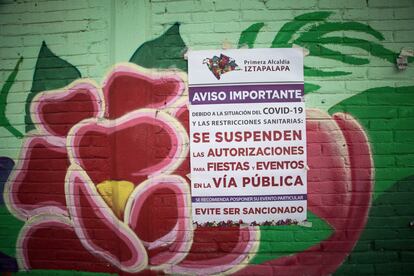 Un cartel de prevención sobre el coronavirus en los murales de la Alcaldía de Iztapala, en Ciudad de México.