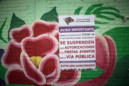 Un cartel de prevención sobre el coronavirus en los murales de la Alcaldía de Iztapala, en Ciudad de México. 