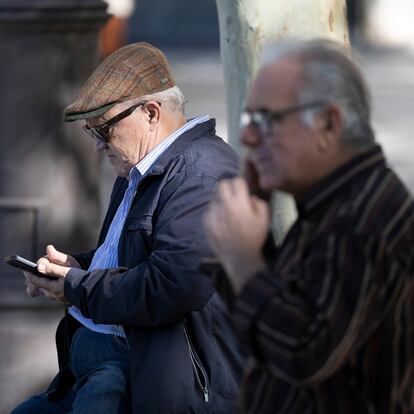 DVD1237(23/10/2024). Sevilla. Un hombre mayor usa su teléfono móvil este miércoles en Sevilla. FOTO: PACO PUENTES (EL PAÍS).