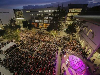 Uno de los actos de la Bienal del Pensamiento sobre el género en la plaza Corominas.