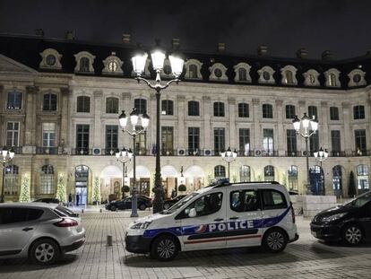 Carro patrulha frente da entrada do Hotel Ritz na place Vendôme de Paris