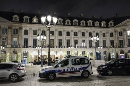 Coche patrulla frente de la entrada del Hotel Ritz en la place Vendôme de París