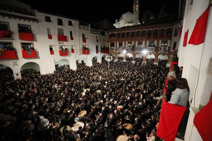 Cientos de tambores y bombos han "roto la hora" a las 00:00 del Viernes Santo en la Plaza de España de la localidad turolense de Híjar, momento culmen de la Semana Santa en el Bajo Aragón.